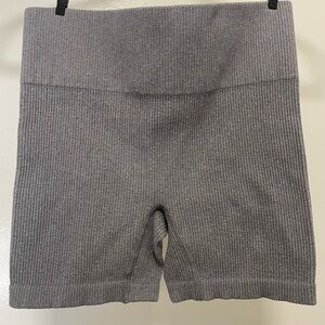 Old navy Extra High-Waisted Seamless Ribbed Biker Shorts XS